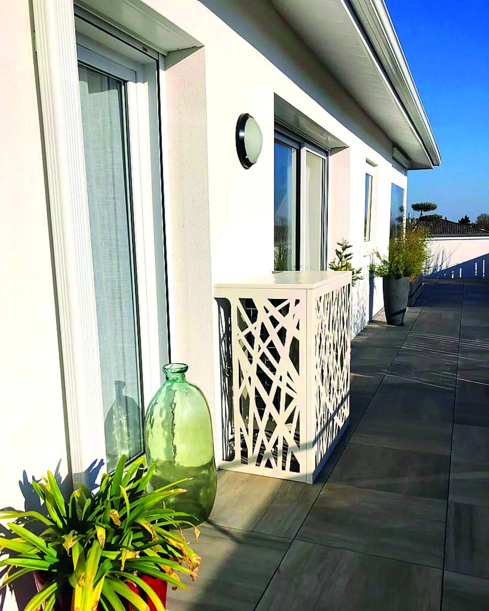 Devaux-Klimaabdeckung mit Motiv auf einer modernen Terrasse installiert